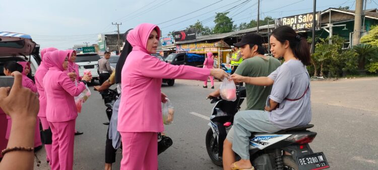 Ketua Bhayangkari Polres Mesuji Beserta Pengurus, Bagikan Takjil Gratis Jelang Lebaran