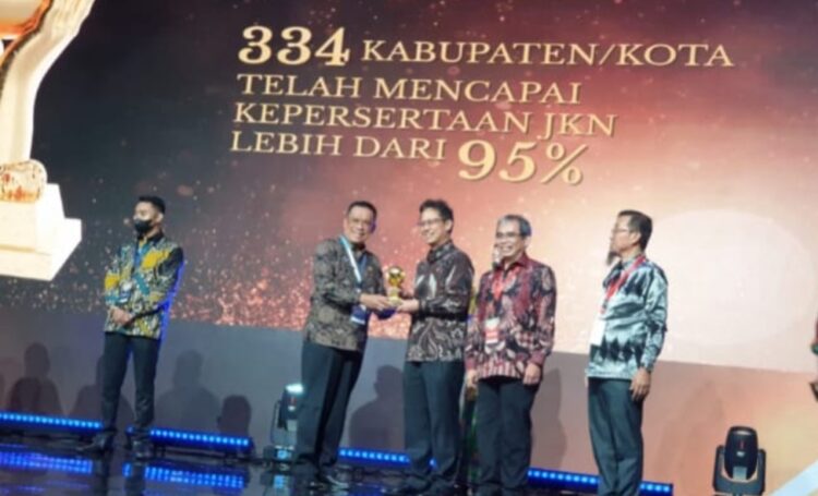 Pemkab Lampura Raih Penghargaan UHC Program JKN Dari Wakil Presiden RI