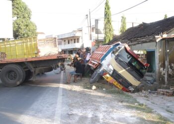 Gara-Gara HP, Truk Bermuatan Mill Terguling di Pringsewu