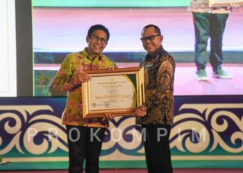 Pj Bupati Mesuji Terima Penghargaan Lencana Bakti Transmigrasi Kemendes PDTT- RI