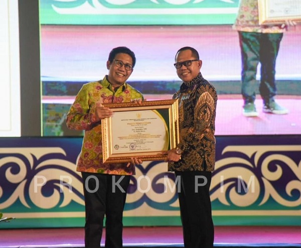 Pj Bupati Mesuji Terima Penghargaan Lencana Bakti Transmigrasi Kemendes PDTT- RI
