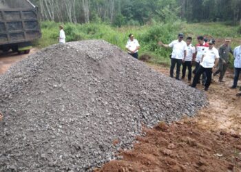 PT SIP Salurkan CSR Material Batu Base B 500 Kubik Untuk Tangani Jalan Kabupaten Mesuji