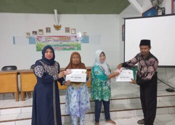 Tiyuh Mercu Buana Bagikan Berbagai Bantuan Kepada Warga