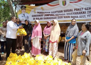 Gubernur Arinal Salurkan Bansos 100 Paket Sembako Kepada Masyarakat Tidak Mampu di Negeri Olok Gading