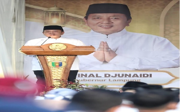 Gubernur Arinal dan Wagub Chusnunia Shalat Ied di Lapangan Korem 043 Gatam Bandarlampung, Ucapkan Selamat Hari Raya Idul Fitri kepada Masyarakat Lampung