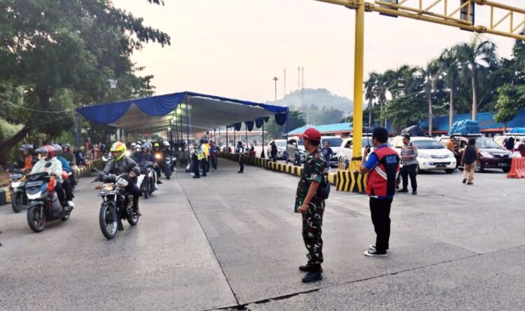 Demi tugas, Anggota Kodim 0421 dan Polres Lamsel Sukseskan Pengamanan Arus Balik.