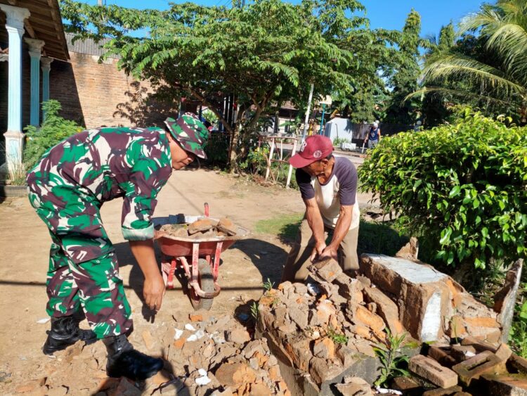 Wujudkan Keamanan, Babinsa dan warga Gotong Royong Bangun Pos Ronda