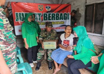 Momen Hari Jum`at, Koramil 421-09/Tanjung Bintang Bagikan Sembako kewarga.