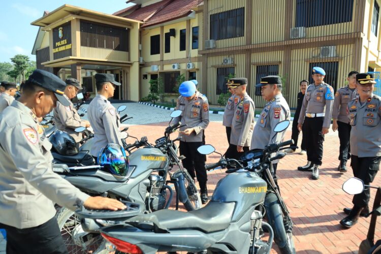 Pastikan Kelayakan, Kapolres Tubaba Periksa Kendaraan Dinas Hingga Senpi