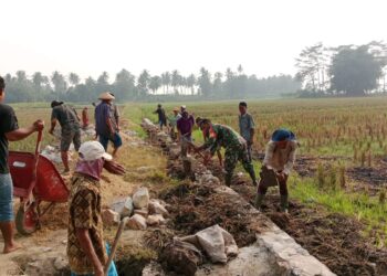 Warga Bangun Badan Jalan ke TPU, Babinsa Kodim 0421/Ls Berbaur dengan masyarakat.