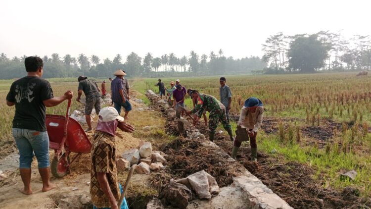 Warga Bangun Badan Jalan ke TPU, Babinsa Kodim 0421/Ls Berbaur dengan masyarakat.