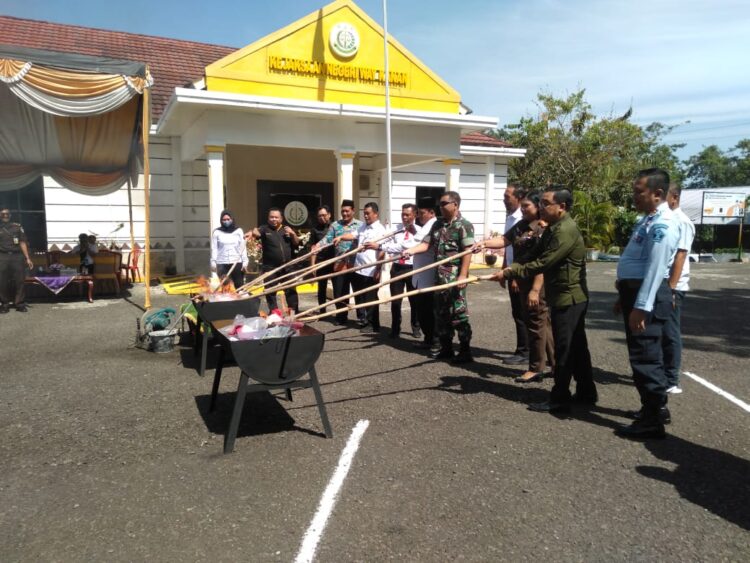 Kejaksaan Negeri Way Kanan Musnahkan Barang Bukti Hasil Kejahatan
