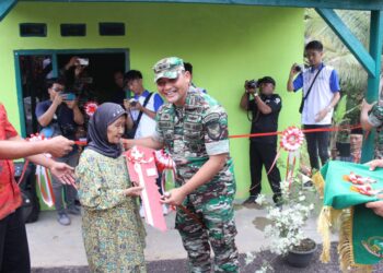 Sulasmi terima Kunci Hasil Bedah Rumah Tidak Layak Huni dari Dandim 0421/Ls.