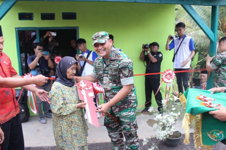 Sulasmi terima Kunci Hasil Bedah Rumah Tidak Layak Huni dari Dandim 0421/Ls.