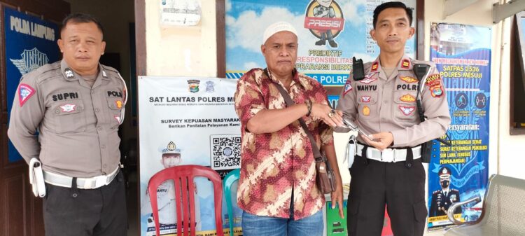 Kesadaran Hukum, Masyarakat Serahkan Senpi Rakitan Ke Polres Mesuji