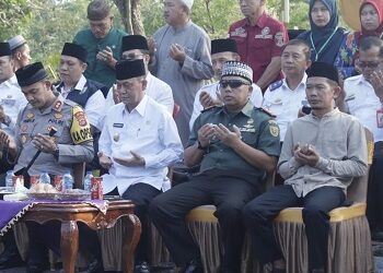 Anggota DPRD Way Kanan Jawiko Dampingi Wabup Ali Rahman Lepas Calon Jamaah Haji kabupaten Way Kanan Tahun 2023