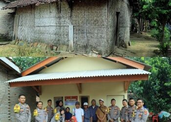 Polres Tubaba Bedah Rumah Nenek Jumi dan Berikan Sejumlah Bantuan