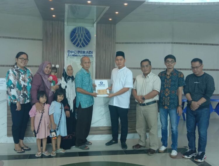 DPC Peradi Bandar Lampung Berikan Santunan Keluarga Anggota Meninggal Dunia