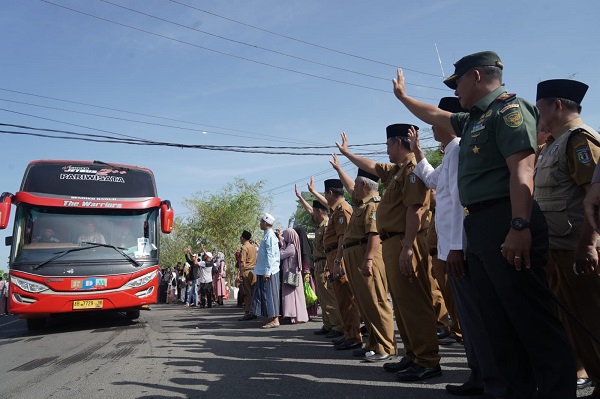 Jamaah Calhaj Pringsewu Diberangkatkan