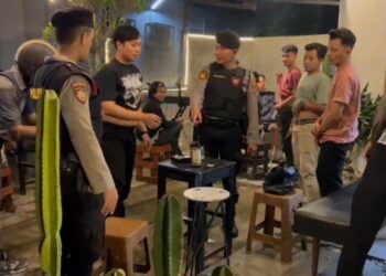 Tim Patroli Perintis Polres Pringsewu Menertibkan Kelompok Pemuda yang Nongkrong Hingga Larut Malam