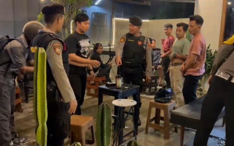 Tim Patroli Perintis Polres Pringsewu Menertibkan Kelompok Pemuda yang Nongkrong Hingga Larut Malam