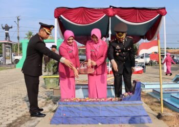 Polres Pringsewu Menggelar Ziarah dan Tabur Bunga untuk Memperingati Hari Bhayangkara ke-77