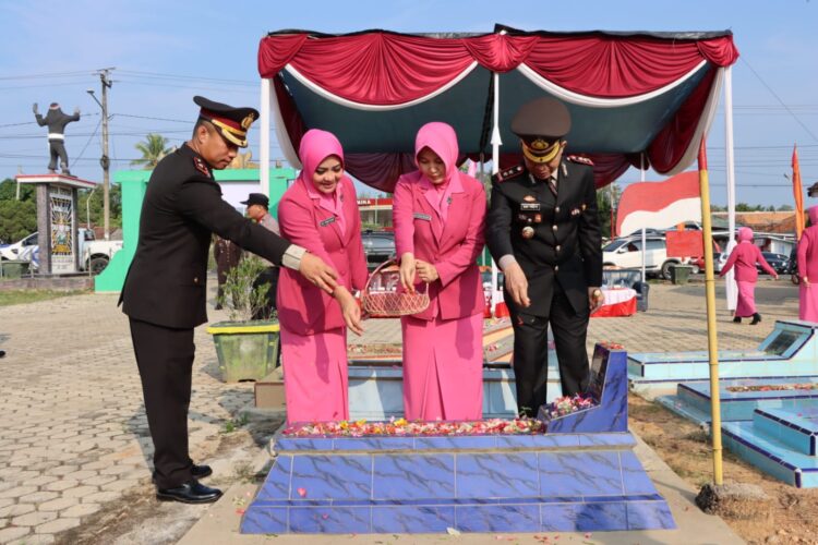 Polres Pringsewu Menggelar Ziarah dan Tabur Bunga untuk Memperingati Hari Bhayangkara ke-77
