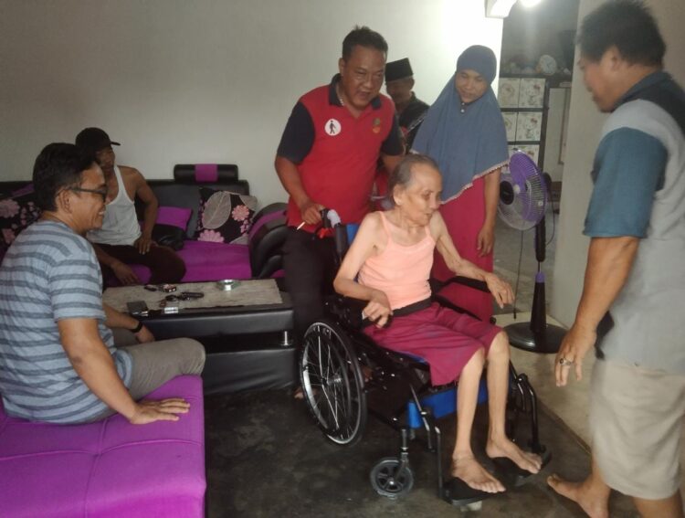 Puluhan Tahun Lumpuh, Tarmonah dan Sarintem Dapat Bantuan Kursi Roda dari Kemensos RI