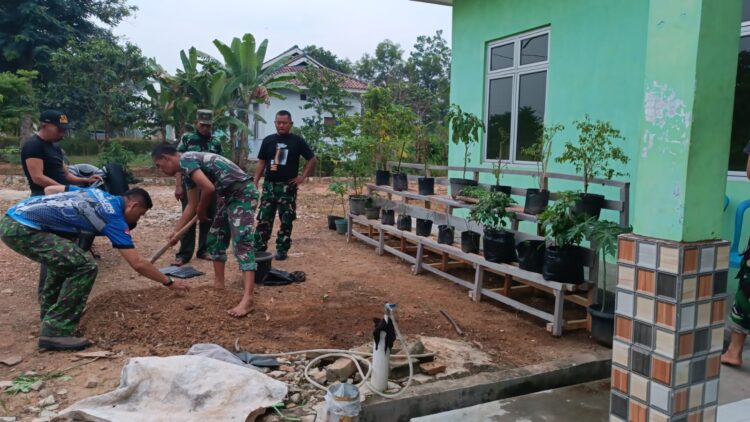 Tersedia lahan kosong disekitar Koramil,  Anggota Koramil 421-09/TJB menanami sayuran.
