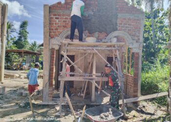 Babinsa Kodim 0421/Ls Gotong Royong bersama warga Bangun Masjid