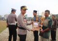Kapolres Pringsewu Berikan Penghargaan Pemenang Lomba Satkamling