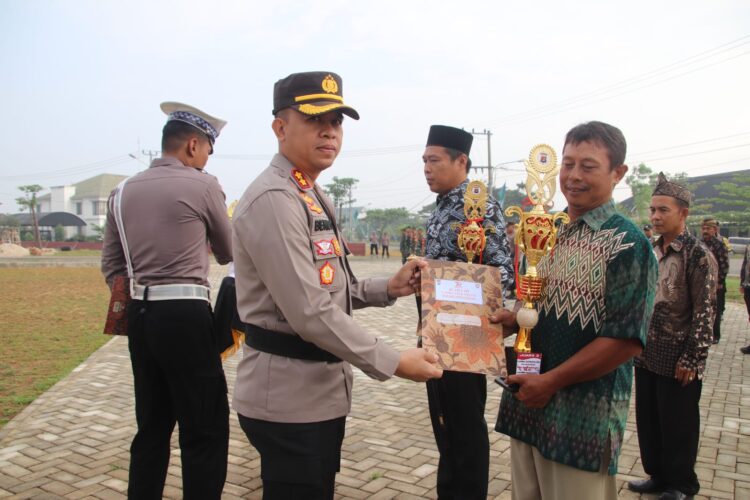 Kapolres Pringsewu Berikan Penghargaan Pemenang Lomba Satkamling