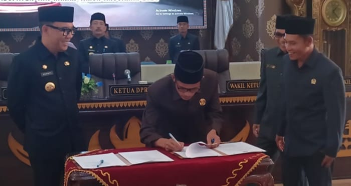 DPRD Way Kanan Sahkan Raperda Pertanggungjawaban APBD Tahun Anggaran 2022 dan Penyampaian KUA-PPAS TA 2024