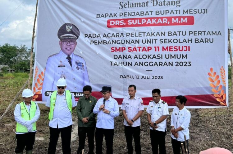 Ini Pesan Pj Bupati Mesuji, Usai Melakukan Peletakan Batu Pertama Pembangunan SMP 11 Satap Mesuji