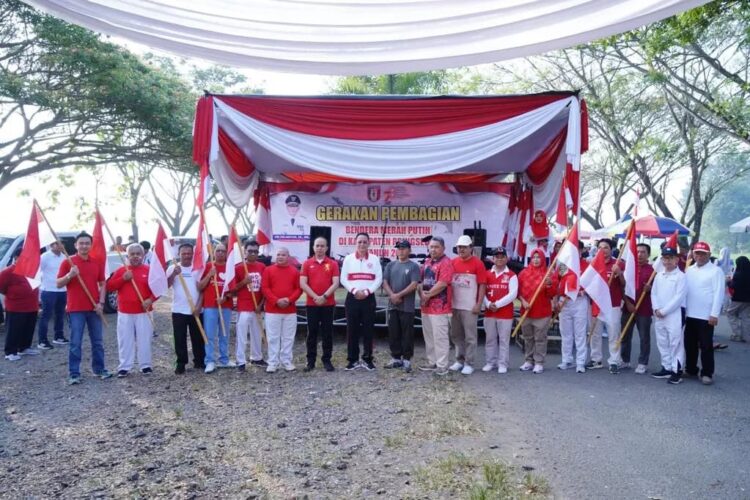 Kapolres Pringsewu Bersama Pemkab Pringsewu Mendukung Gerakan Pembagian 10 Juta Bendera Merah Putih