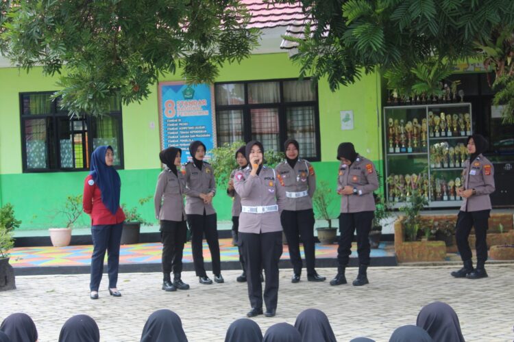 Polwan Polres Lambar Go To School Di MTSN1 Lambar