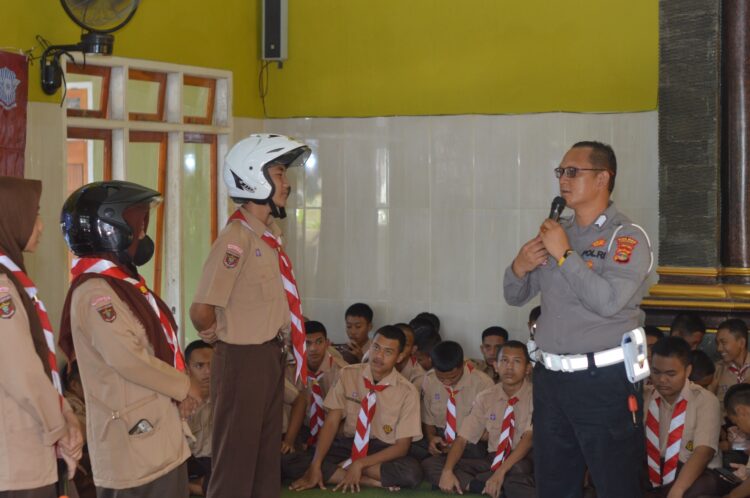 Satlantas Polres Pringsewu Sosialisasi Tertib Berlalu Lintas di SMAN 1 Pringsewu