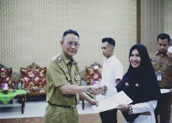 Pj.Bupati Pringsewu Serahkan Petikan SK Pegawai Pemerintah Dengan Perjanjian Kerja