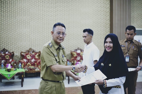 Pj.Bupati Pringsewu Serahkan Petikan SK Pegawai Pemerintah Dengan Perjanjian Kerja