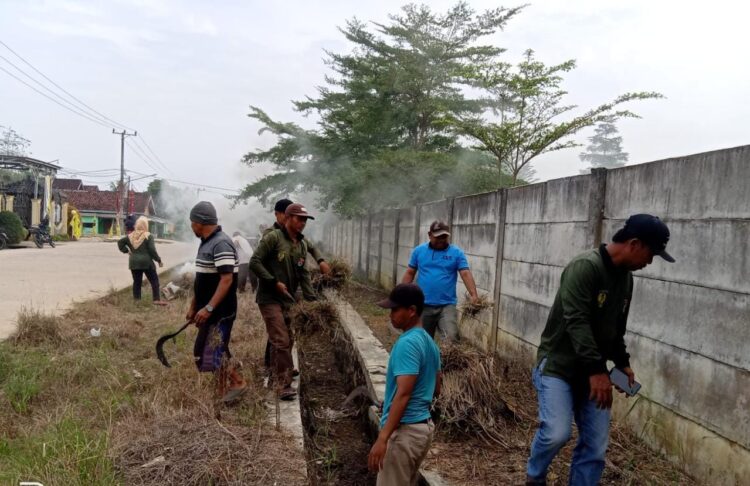 Sambut HUT RI ke-78, Pemdes Brabasan Ajak Warga Gotong Royong Bersihkan Lingkungan