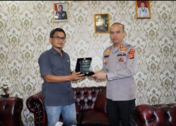 Kapolres Pringsewu Terima Penghargaan atas Keberhasilan Mengungkap Kasus Pencurian di Gudang PT Indomarco