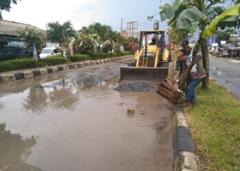 PUPR Tubaba Perbaiki Sementara Jalan Dua Jalur di Panaragan Jaya, Tanggapi Keluhan Warga