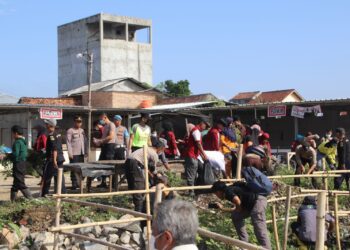 Polres Pringsewu Bersama masyarakat Gelar Aksi Peduli Lingkungan Di Pasar Sarinongko Pringsewu