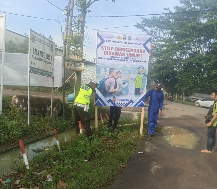 Satlantas Polres Way Kanan Pasang Banner Himbauan Tertib Lalu Lintas