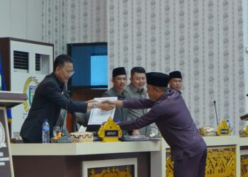 Penjabat Bupati Pringsewu Bagikan Bendera Merah Putih Kepada Warga