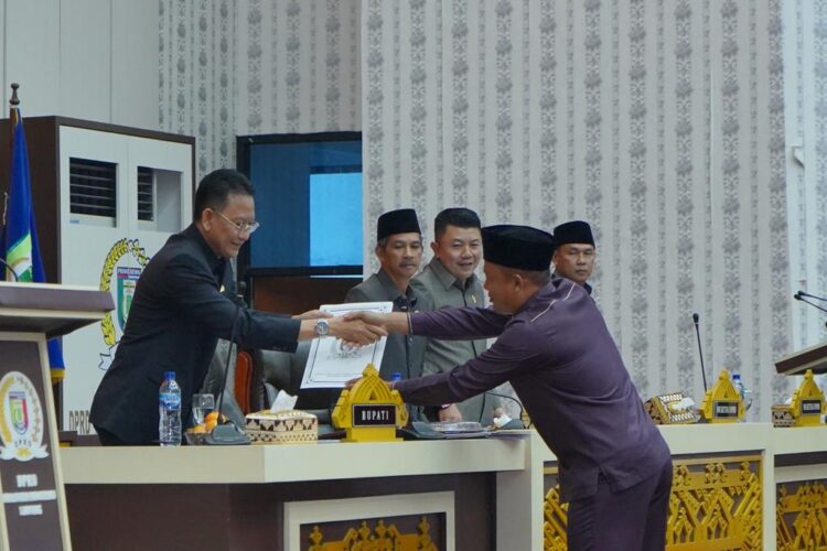 Penjabat Bupati Pringsewu Bagikan Bendera Merah Putih Kepada Warga