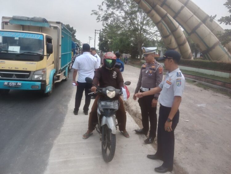 Semarakkan HUT RI Ke-78, Satlantas Polres Pringsewu dan Dishub Bagikan Bendera Merah Putih Kepada Pengguna Jalan