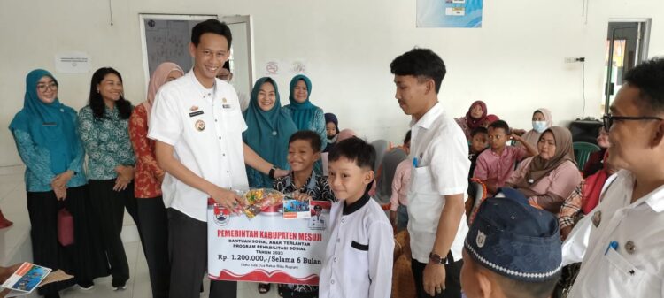 Senyum Semringah 58 Anak Yatim Piatu Kecamatan Way Serdang, Menerima Bansos dari Pemkab Mesuji