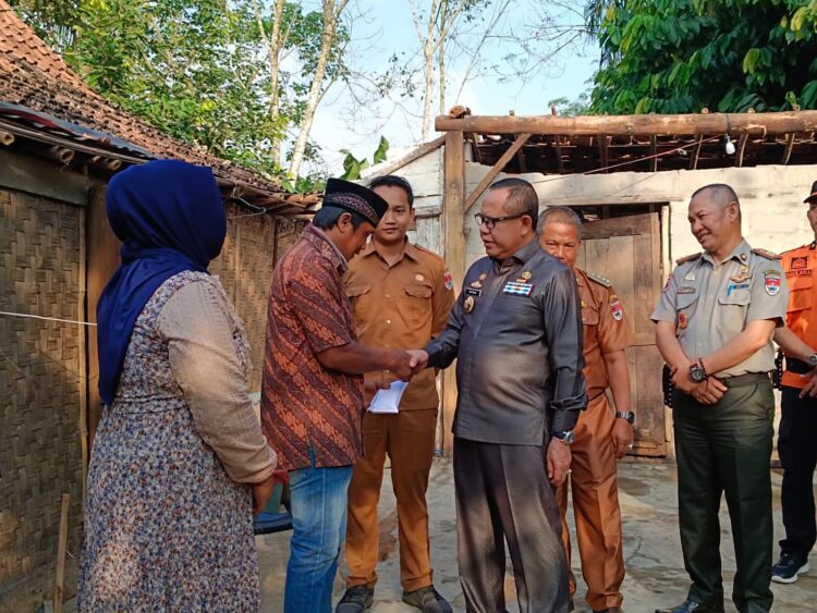 Lagi, Pemkab Mesuji Beri Bantuan Korban Rumah Tertimpa Pohon Kelapa 