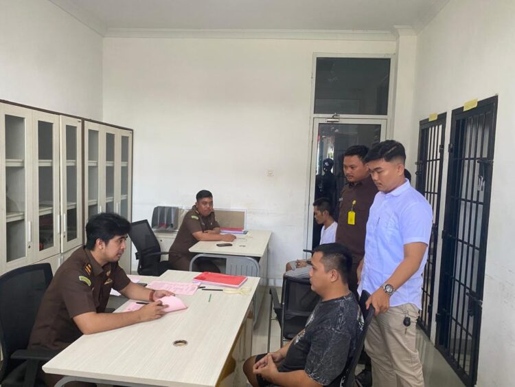 Polisi Limpahkan Tersangka Pencurian Di Gudang Indomarco Pringsewu ke Kejaksaan
